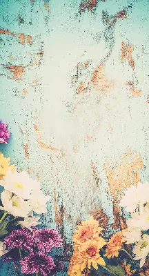 Fensterrollo mit Motiv von Blumen auf blauem Hintergrund