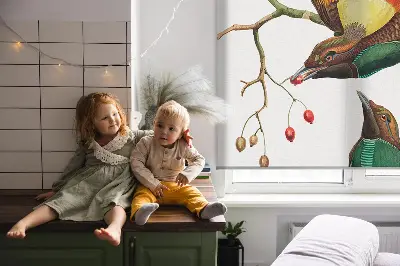 Fensterrollo mit dem Motiv von Vögeln auf einem Ast