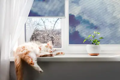 Fensterrollo mit Wolkenmotiv