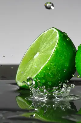 Rollo lichtundurchlässig Limetten im Wasser