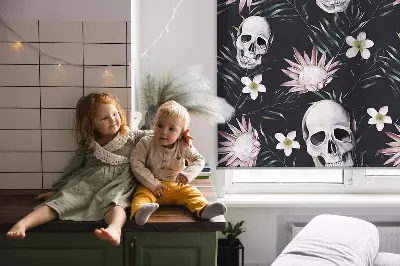 Verdunkelungsrollo Schädel zwischen Blumen