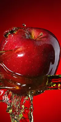Verdunkelungsrollo Ein mit Wasser übergossener Apfel