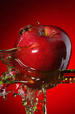 Verdunkelungsrollo Ein mit Wasser übergossener Apfel