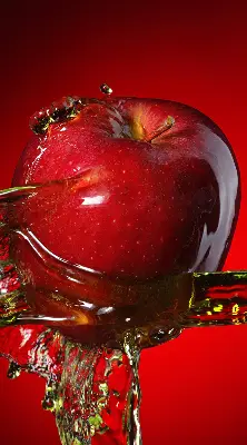 Verdunkelungsrollo Ein mit Wasser übergossener Apfel