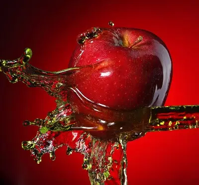 Verdunkelungsrollo Ein mit Wasser übergossener Apfel