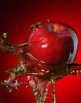 Verdunkelungsrollo Ein mit Wasser übergossener Apfel
