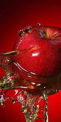 Verdunkelungsrollo Ein mit Wasser übergossener Apfel
