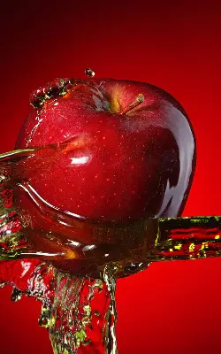 Verdunkelungsrollo Ein mit Wasser übergossener Apfel