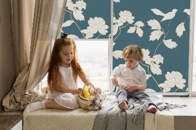 Fenster rollo Weiße Vögel auf weißen Blüten