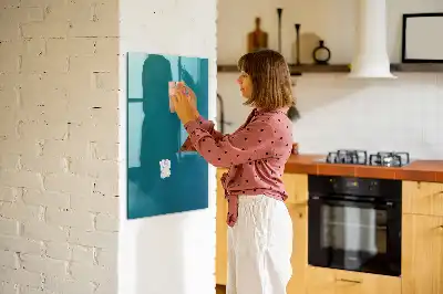 Beschreibbare Magnettafel mit geometrischer Abstraktion