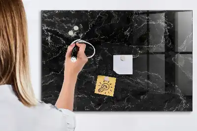 Beschreibbare Magnettafel für die Küche in schwarzer Marmoroptik