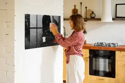 Beschreibbare Magnettafel für die Küche in schwarzer Marmoroptik