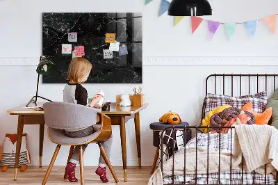 Beschreibbare Magnettafel für die Küche in schwarzer Marmoroptik