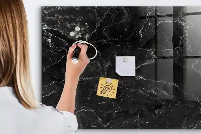 Beschreibbare Magnettafel für die Küche in schwarzer Marmoroptik
