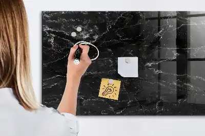 Beschreibbare Magnettafel für die Küche in schwarzer Marmoroptik