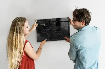 Beschreibbare Magnettafel für die Küche in schwarzer Marmoroptik