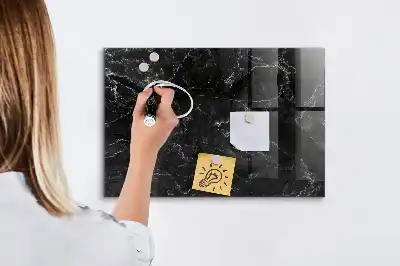 Beschreibbare Magnettafel für die Küche in schwarzer Marmoroptik