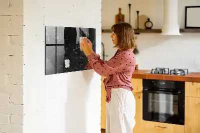 Beschreibbare Magnettafel für die Küche in schwarzer Marmoroptik