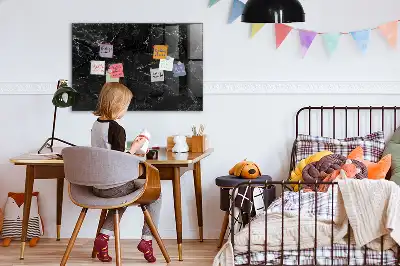 Beschreibbare Magnettafel für die Küche in schwarzer Marmoroptik