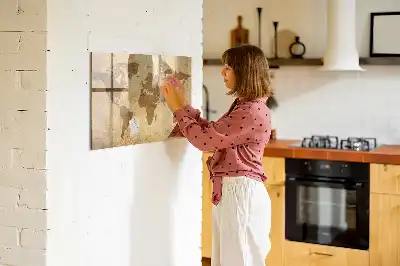 Beschreibbare Magnettafel für die Küche im Design einer Vintage-Weltkarte