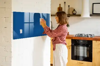 Beschreibbare Magnettafel für die Küche in Marineblau