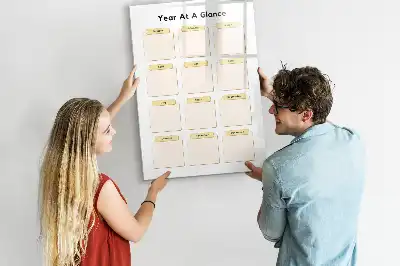 Jahresplaner als beschreibbare Magnettafel