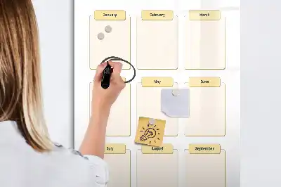 Jahresplaner als beschreibbare Magnettafel