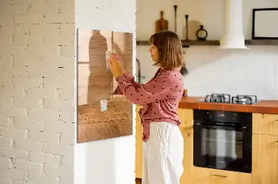 Holzpaneele als beschreibbare Magnettafel