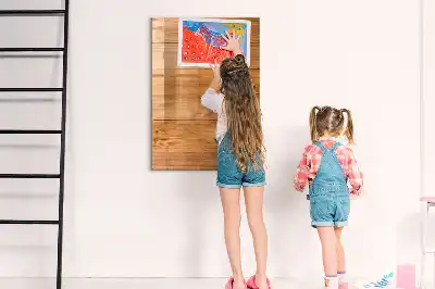 Holzpaneele als beschreibbare Magnettafel