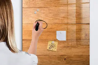 Holzpaneele als beschreibbare Magnettafel