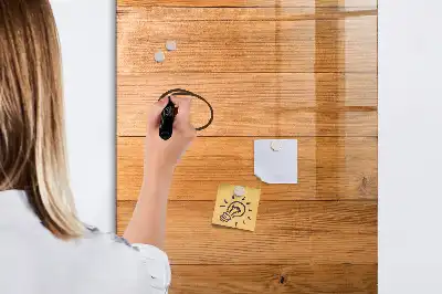 Holzpaneele als beschreibbare Magnettafel
