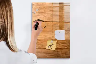Holzpaneele als beschreibbare Magnettafel