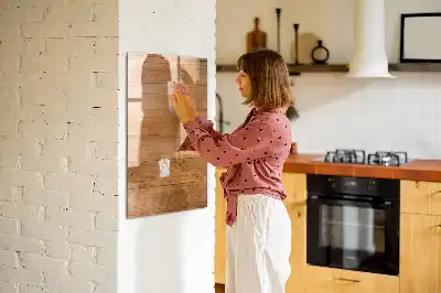 Holzpaneele als beschreibbare Magnettafel