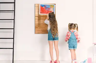 Holzpaneele als beschreibbare Magnettafel