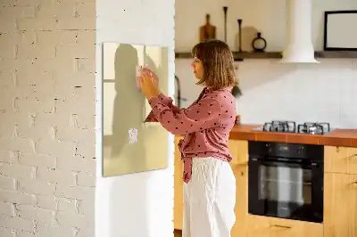 Beschreibbare Magnettafel in Creme
