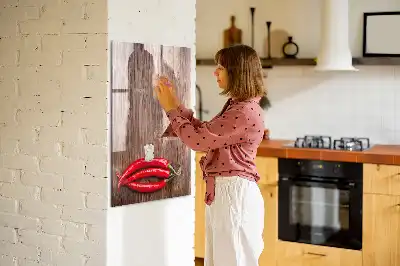 Magnettafel zum Beschreiben mit Motiv Chilis auf Holzbrett