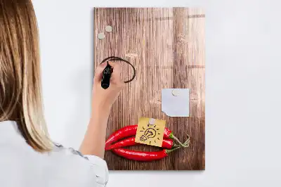 Magnettafel zum Beschreiben mit Motiv Chilis auf Holzbrett