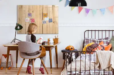 Beschreibbare Magnettafel aus Holz im Brettdesign