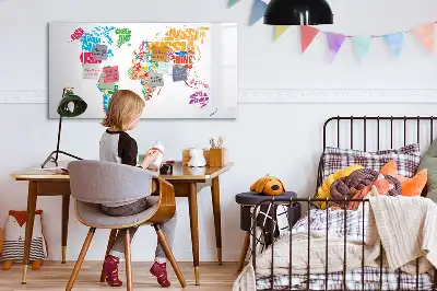 Beschreibbare Magnettafel mit bunten Ländernamen