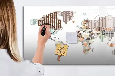 Schreibmagnettafel mit bunten Buchstaben