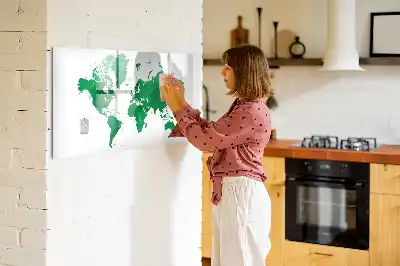 Beschreibbare Magnettafel in Form einer grünen Weltkarte