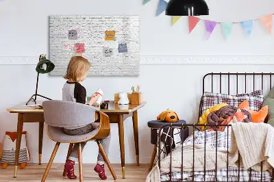 Beschreibbare Magnettafel im Ziegelwand-Design