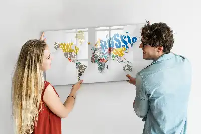 Beschreibbare Magnettafel in Form einer Weltkarte aus Text
