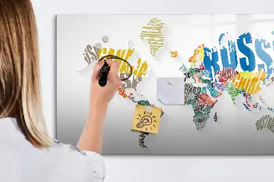 Beschreibbare Magnettafel in Form einer Weltkarte aus Text