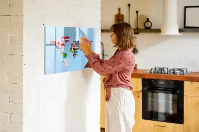 Beschreibbare Magnettafel mit Weltkartenmotiv und Flaggen