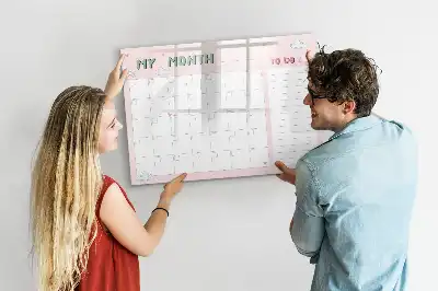 Beschreibbare Magnettafel als Monatsplaner für Kinder