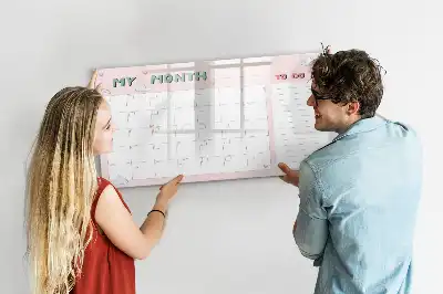 Beschreibbare Magnettafel als Monatsplaner für Kinder