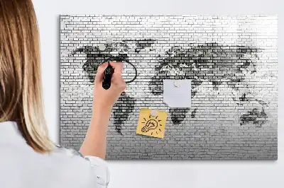Beschreibbare Magnettafel mit Weltkartenmotiv auf Ziegelwand