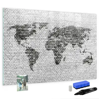 Beschreibbare Magnettafel mit Weltkartenmotiv auf Ziegelwand