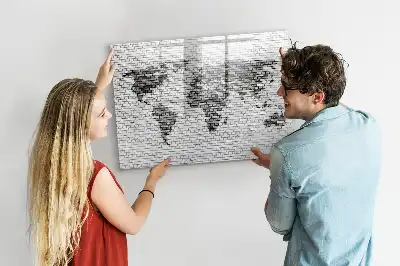 Beschreibbare Magnettafel mit Weltkartenmotiv auf Ziegelwand